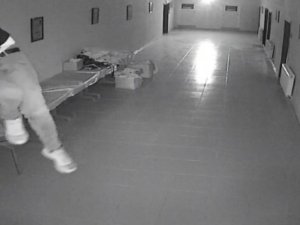 Arnavutköy’de Cem Evine Pencereden Girerek Hırsızlık Yapan Şahıs Kamerada