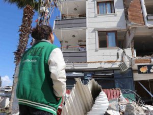 Ölen Arkadaşından Kalan Hatırasını, Ailesi Hasarlı Binaya Girip Kurtardı