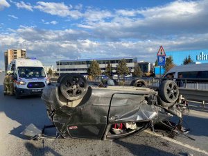 Sultanbeyli’de Bariyerlere Çarpan Araç Takla Attı: 2 Yaralı