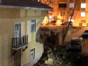 Elazığ’da İki Katlı Evin Dış Cephesinde Dökülmeler Meydana Geldi