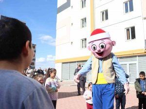 Depremzede Çocukların Yüzü Masal Ve Çizgi Film Kahramanları İle Güldü