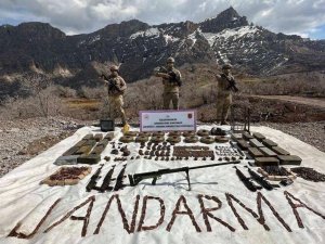 Jandarma, Cudi Dağı’nda Çok Sayıda Mühimmat, El Bombası Ve Patlayıcı Ele Geçirdi