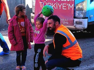 Temizlik Çalışanları Depremzede Çocuklarla Oyunlar Oynayıp Yüzlerini Güldürdü