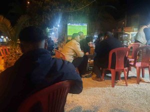 Depremin Vurduğu Hatay’da Enteresan Görüntü: Refüjü Kıraathane Yaptı