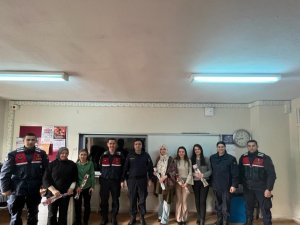 Yol Kontrollerinde Bayan Sürücülere Karanfil Verildi
