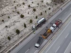 Kimyasal Madde Yüklü Tırın Devrildiği Kazada Büyük Panik Yaşandı