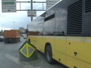İ̇ett Otobüsü Bariyere Çarptı, 4 Kişi Yaralandı