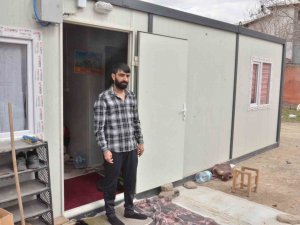 Depremzede Baba, Kızının Mezarının Yanındaki Konteynerde Yaşamını Sürdürüyor