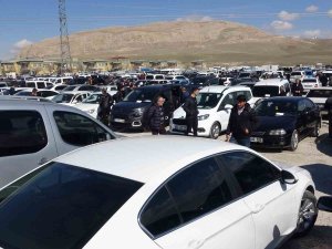 Van’daki Açık Oto Pazarı Hafta Sonu Doldu Taştı