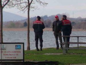 Sapanca Gölü’nde Kano Alabora Oldu: 2 Kişi Yüzerek Kıyıya Çıktı