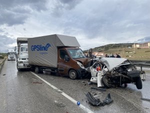Yağışlı Hava Zincirleme Kazaya Neden Oldu: 4 Yaralı