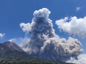 Endonezya’daki Merapi Yanardağında Patlama