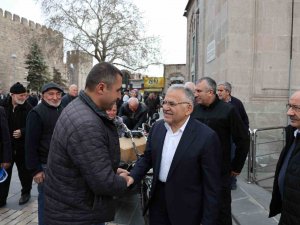 Başkan Büyükkılıç’tan Cumhuriyet Meydanı’nda Esnaf Ziyareti