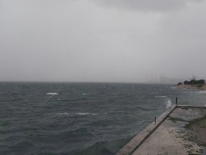 Kocaeli’de Şiddetli Lodos Pazar Yerini Dağıttı