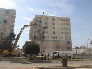 Yıkımı Gerçekleştirilen Bina, İş Makinesinin Üzerine Devrildi