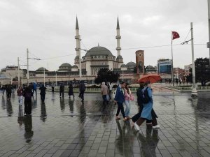 Taksim’de Kuvvetli Rüzgar İle Yağış Vatandaşlara Zor Anlar Yaşattı