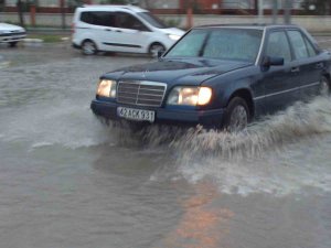 Burhaniye’de Sağanak Yağmur Yolları Göle Çevirdi