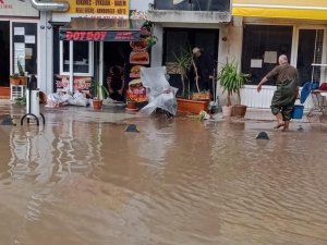 İ̇zmir’de Yağmur Hayatı Felç Etti, Araçlar Suya Gömüldü