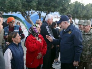 Bakan Akar, Arsuz’da Depremzedelerin Taleplerini Dinledi