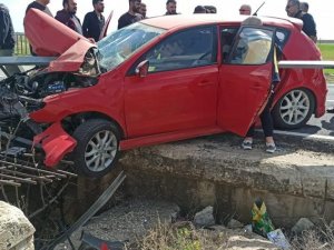 Sürücüsünün Direksiyon Hakimiyetini Kaybettiği Araç Bariyerlere Saplandı: 4 Yaralı