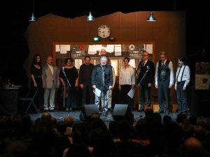 İ̇ş Sanat Sahnesinden Depremzedelere Saygı Duruşu