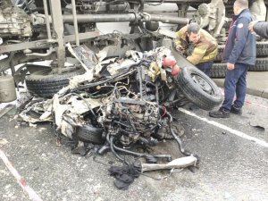 Sultangazi’de Kaza Yapan Beton Mikseri Otomobilin Üzerine Devrildi: 2 Yaralı