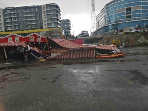 Pendik’te Şişme Kaydırak, Standın Üzerine Devrildi: 3 Çocuk Yaralandı