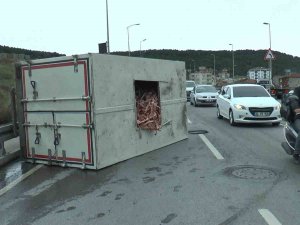Maltepe’de Kemik Yüklü Kamyonet Kaygan Zeminde Yan Yattı