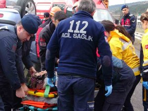 Tem’de Otomobil Takla Attı: Anne Ve Oğlu Yaralandı