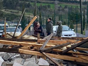 Borç Alarak Yaptırdığı Çatısı Uçtu, Dakikalarca Gözyaşı Döktü