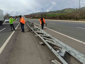 Lastiği Patlayan Tır Bariyerlere Daldı