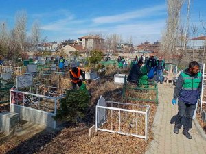Van’da Mezarlıklarda Bahar Temizliği