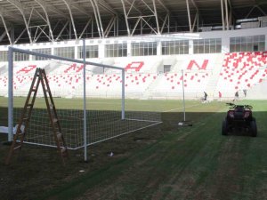 Karaman’ın Yeni Şehir Stadyumunun Kale Direkleri Takıldı, Saha Çizgileri De Çizildi