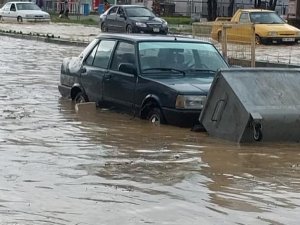Yağmur Aliağa’da Etkili Oldu, Yollar Göle Döndü