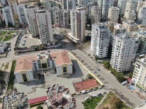 Okulun Yanı Başındaki Ağır Hasarlı Bina Öğrencileri Tedirgin Ediyor