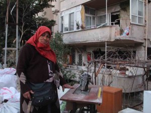 Evi Enkaza Döndü, 47 Yıllık Dikiş Makinesini Bırakmadı