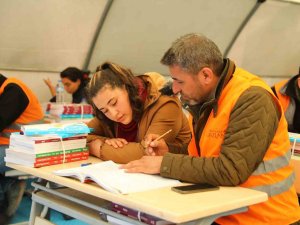 Gaziantep’te Depremzede Öğrencilere Maddi Destek