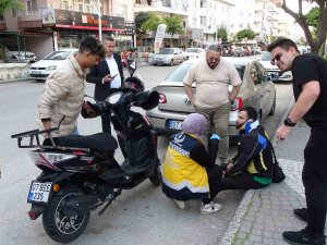 Scooter İle Motosiklet Çarpıştı: Motosikletteki 2 Kişi Yaralandı