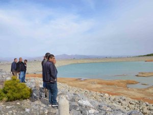 Çiftçilerin 2 Bin Dekarlık Tarım Arazisini Suladığı Gölette Kuraklık Yaşanıyor