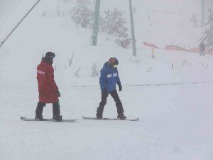 Kartalkaya’da Tatilciler Kar Yağışı Eşliğinde Kayak Yaptı