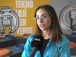 Dünya Şampiyonu Depremzede Esma Yıldız, İhtiyaç Sahiplerinin Yardımlarına Koşuyor