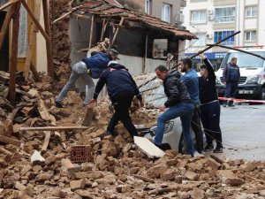İ̇zmir’de Metruk Bina Bir Aracın Üstüne Çöktü