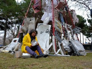 Profesör Deprem Farkındalığı İçin Afet Bölgesinden Topladığı Malzemeleri Sergiledi
