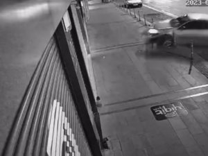 Kontrolden Çıkan Otomobilin İş Yerine Çarptığı Kaza Kameraya Yansıdı
