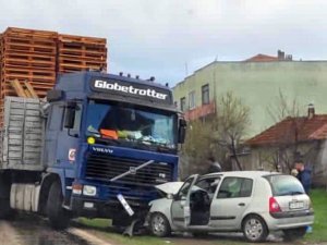 Gönen’de Palet Yüklü Tır İle Otomobil Kafa Kafaya Çarpıştı