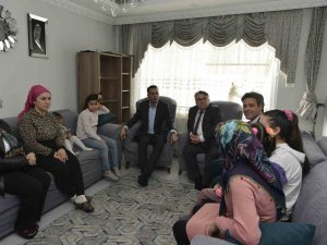 Rektör Özölçer Depremzedelere Ziyaretlerini Sürdürüyor