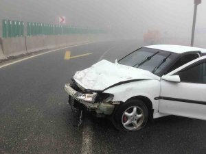 Sis Sebebiyle Kontrolden Çıkan Otomobil Bariyerlere Çarptı