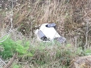 Bandırma’da Trafik Kazası: Araç Tarlaya Uçtu, 2 Kişi Yaralandı