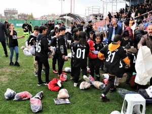 Depremzede Çocuklar İçin Sahaya Oyuncak Attılar