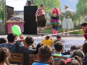 Deprem Bölgelerini Geze Geze Çocuklara Tiyatro Gösteriminde Bulunuyorlar